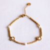 Kralenarmband met parels en madeliefjebloemen