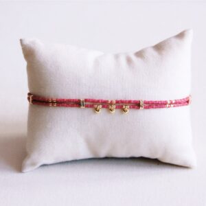 Dubbele Miyuki armband met 3 mini hartjes – magenta