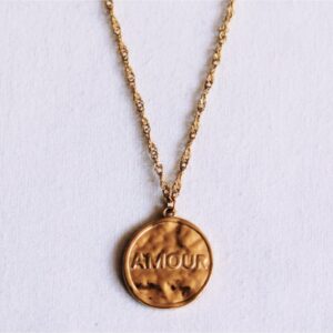 Fijn gedraaide ketting met ronde AMOUR bedel