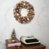 Kerstkrans kerstballen taupe – sfeerfoto