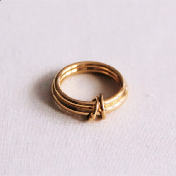 Dubbele ring verbonden met ringen in goud