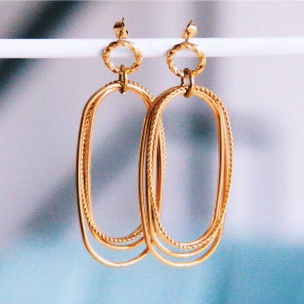 Statement oorbellen met ovale en gedraaide ringen in goud