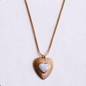 Lange slangenketting met parelmoer hart – goud
