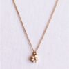 Fijne ketting met madeliefje bloem in creme