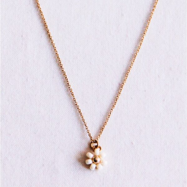 Fijne ketting met madeliefje bloem in creme