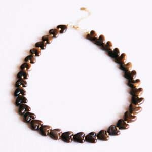 Hars ketting met hartjeskralen – bruin