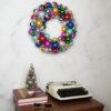 Kerstkrans kerstballen meerkleurig – sfeerfoto