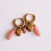 Brede oorring met buis, facet en hart – roze – foto 2