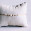 Fijne armband met kleine parels en goudkleurige details – foto 3