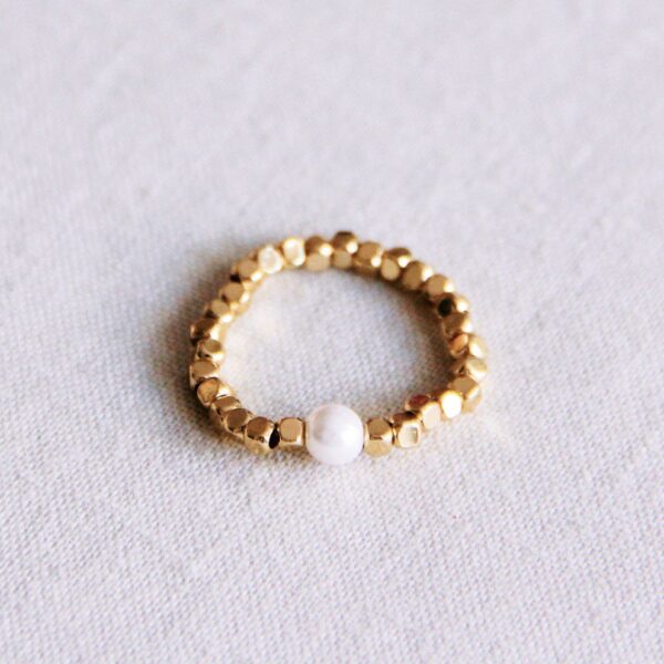 Elastische ring met natuursteen in parel en goud