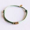 Satijnen armband met ringen in groen en goud