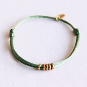 Satijnen armband met ringen – groen/goud