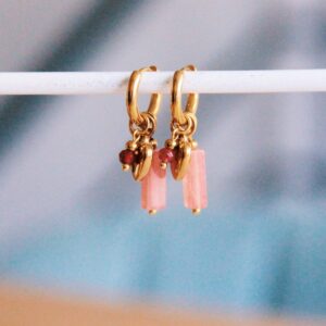 Brede oorring met buis, facet en hart – roze