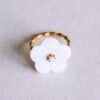 Gedraaide ring met witte bloem en mini parel