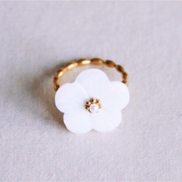 Gedraaide ring met witte bloem en mini parel