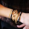 Satijnen armband met ringen – zwart/goud, foto 2