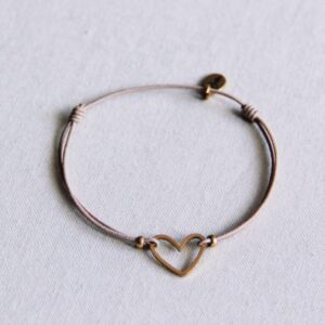 Elastische armband met open hart – taupe/goud