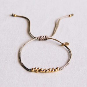 Satijnen armband met goudkleurige kralen – taupe / goud