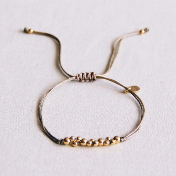 Satijnen armband met goudkleurige kralen in taupe en goud
