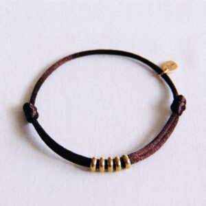 Satijnen armband met ringen – donkerbruin