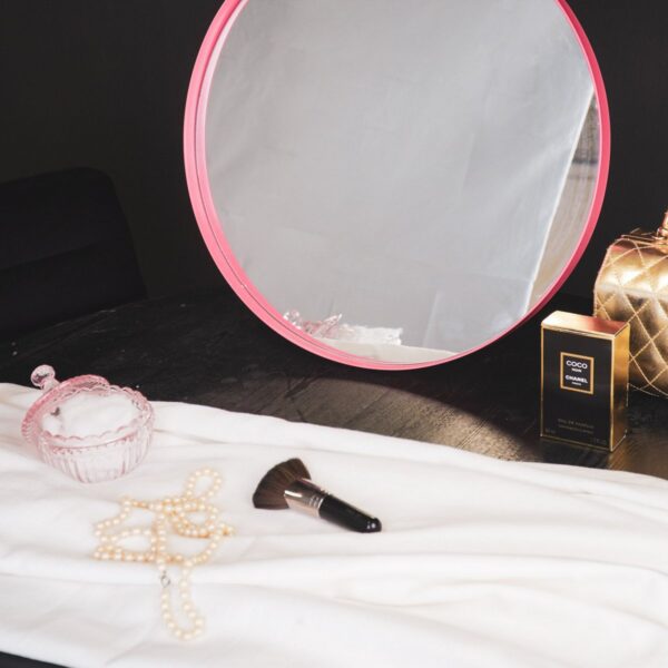 Ronde wandspiegel roze – sfeerfoto