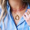 Fijne slangenhalsketting met ovale statement hanger – foto 2