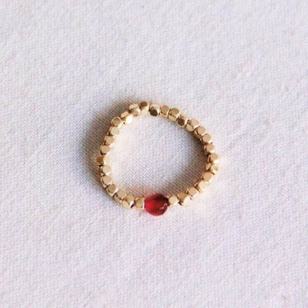 Elastische ring met natuursteen in fuchsia