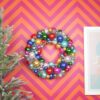 Kerstkrans kerstballen meerkleurig – foto 3