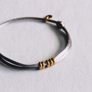 Satijnen armband met ringen – taupe / goud
