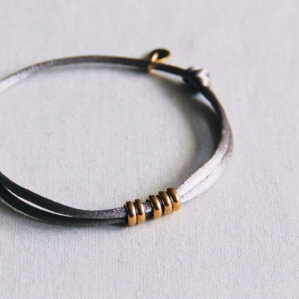 Satijnen armband met ringen in taupe en goud