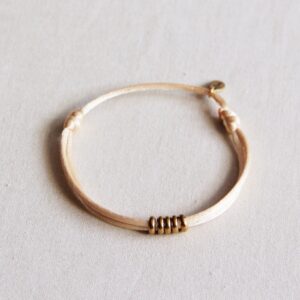 Satijnen armband met ringen – zand/goud