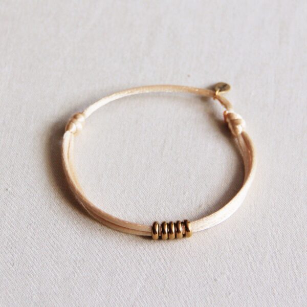 Satijnen armband met ringen in zand en goud