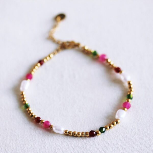 Kralenarmband met parels en facetten in groen, fuchsia en rood