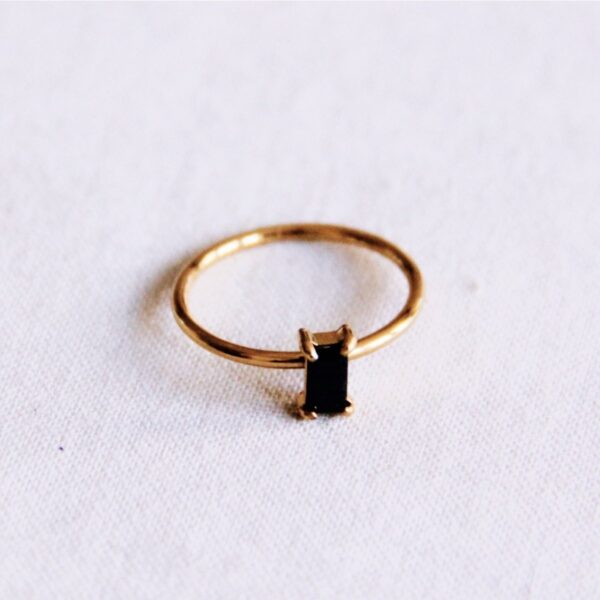 Minimalistische ring met kristalsteen in zwart