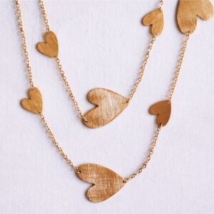 Lange ketting met matte hartjes