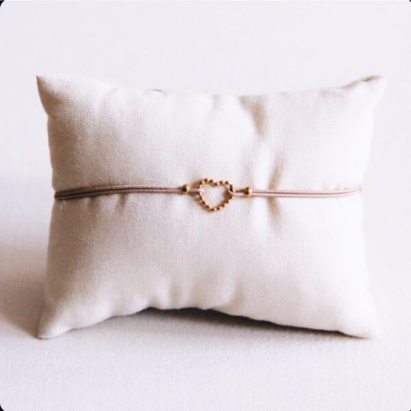 Elastische armband met een gestippeld hart in taupe