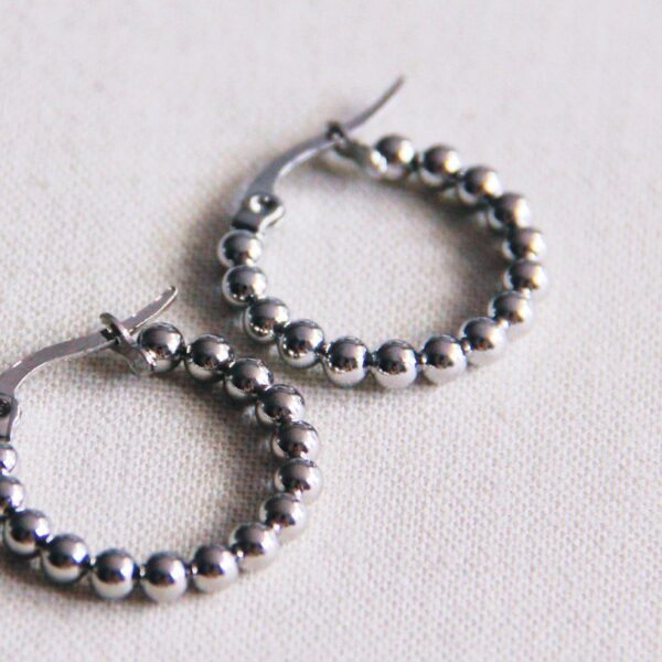 Creolen 20 mm met balletjes in zilver