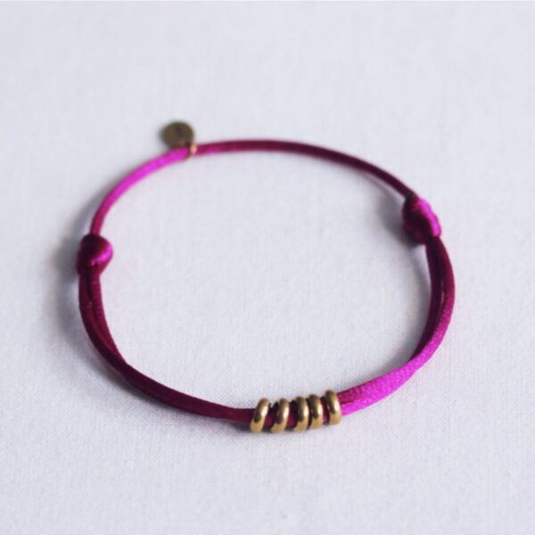 Satijnen armband met ringen in paars en goud