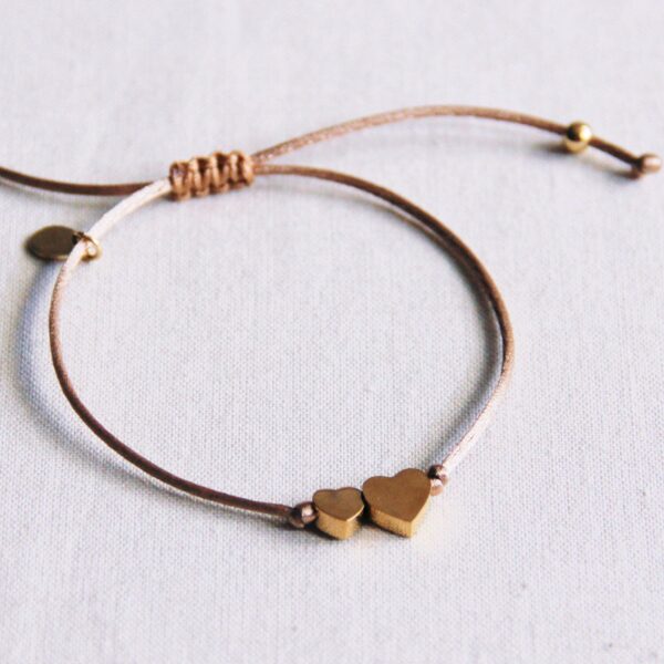 Satijnen armband met een klein en groot hart in taupe en goud
