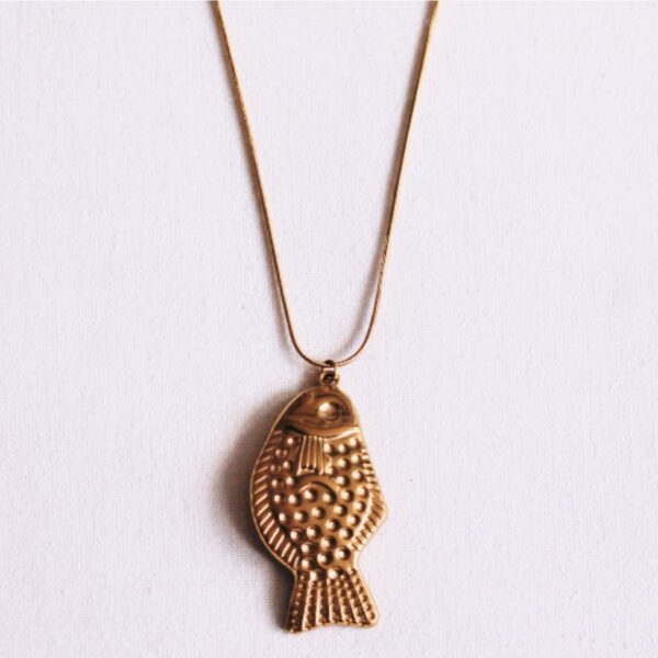 Lange delicate slangenhalsketting met vis