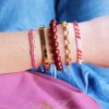 Dubbele Miyuki armband met 3 mini hartjes – magenta, foto 2