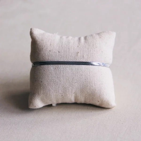 Slangenarmband zilver op een kussentje
