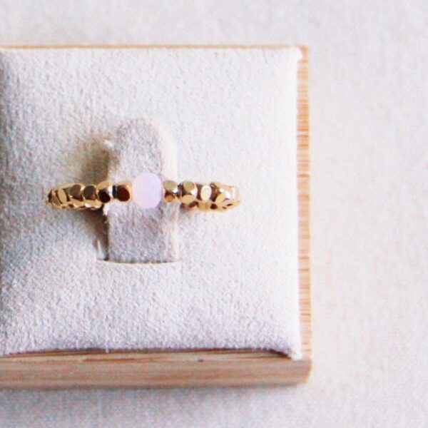 Elastische ring met natuursteen in roze