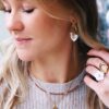 Gedraaide ring met witte bloem en mini parel – foto 2