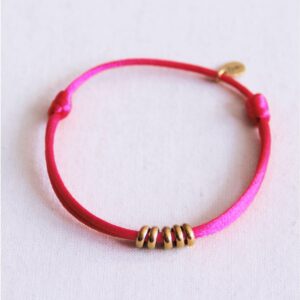 Satijnen armband met ringen – fuchsia/goud
