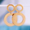 Statement oorbellen met grote ronde ring in mat goud