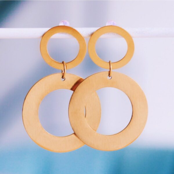 Statement oorbellen met grote ronde ring in mat goud