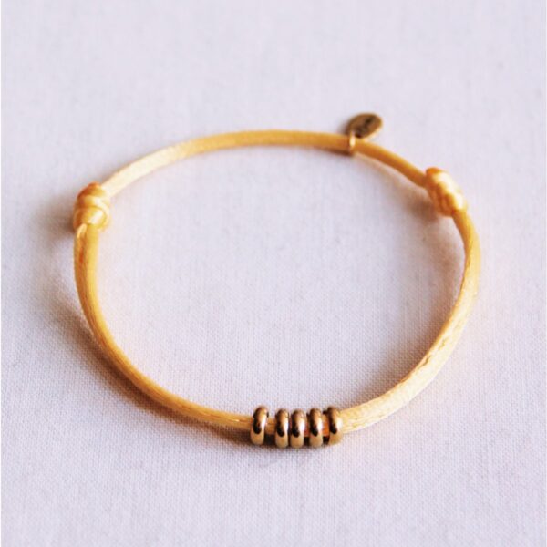 Satijnen armband met ringen in geel en goud