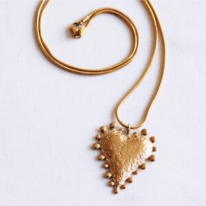 Lange slangenketting met XL gestippeld hart – goud