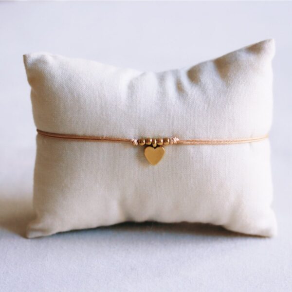 Satijnen armband met kraaltjes en hartbedel in champagne